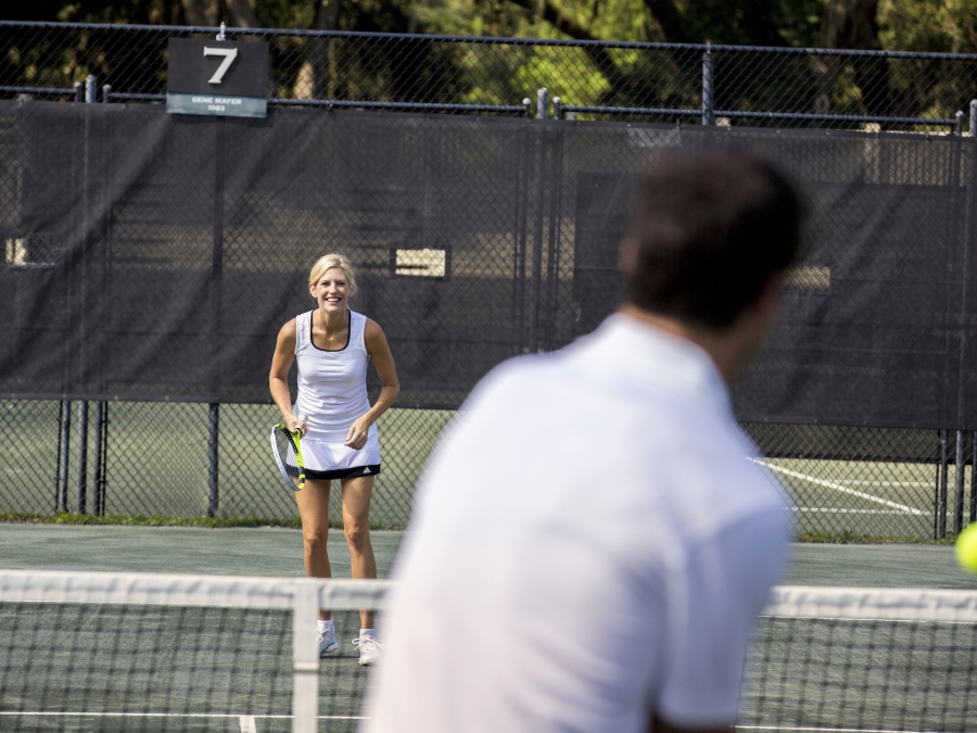 Man and women playing tennis 